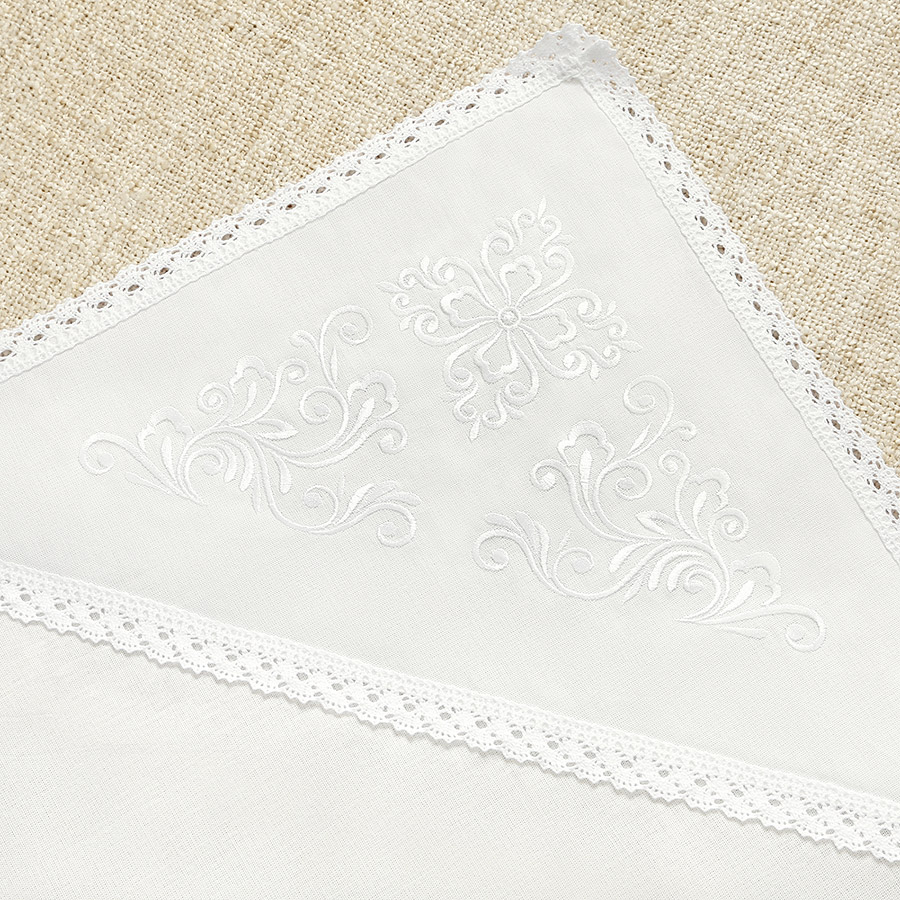 Крестильная пеленка с белой вышивкой фото 2