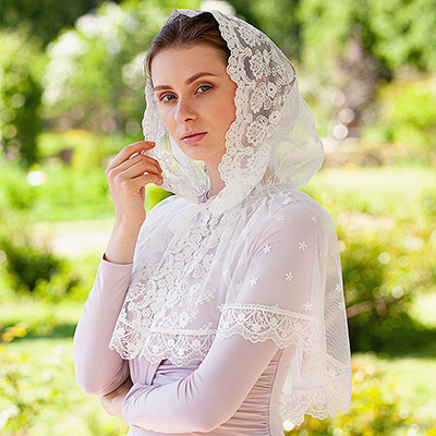 Фото товара "Кружевной платок с капюшоном "Анастасия"" из магазина ЛиноБамбино