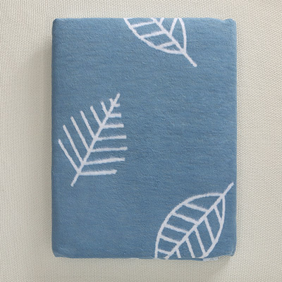 Фото товара "1,5-спальное байковое одеяло "Листья" синее" при наведении