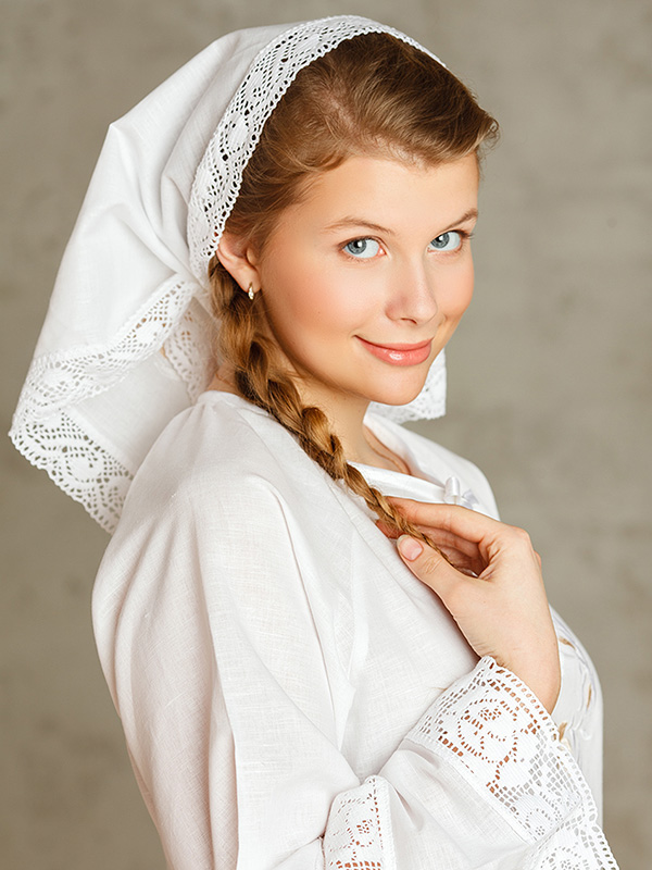 Девушка в белом платке