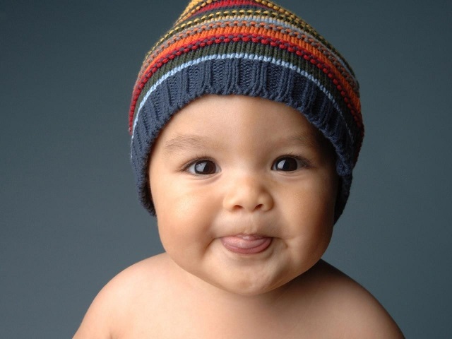 Ребенок в полосатой шапочке