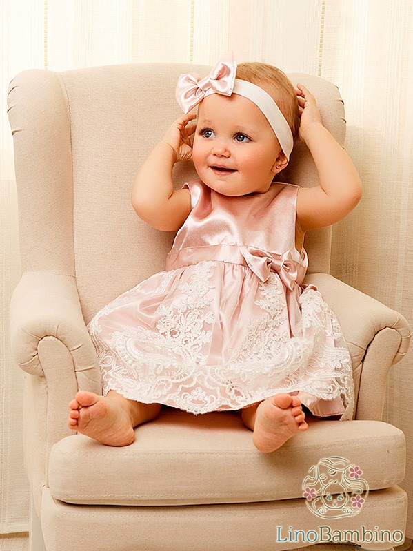 Малышка в нарядном платье