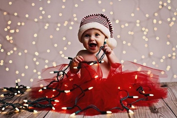 Наряды на Новый год и Рождество традиционно готовят даже для самых маленьких детей