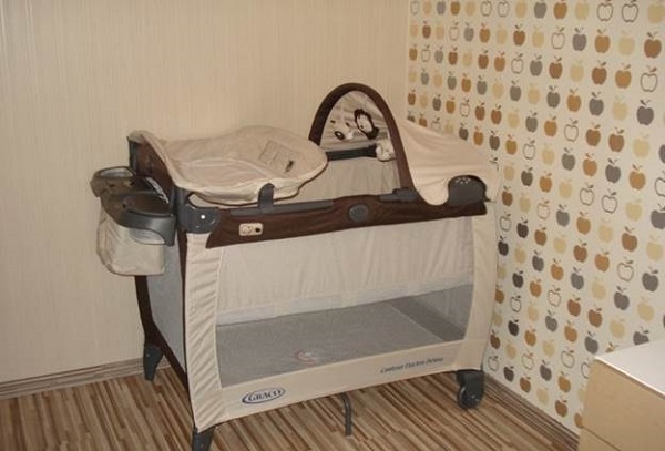 Кровати-манежи хорошо подходят для поездки с ребенком до года