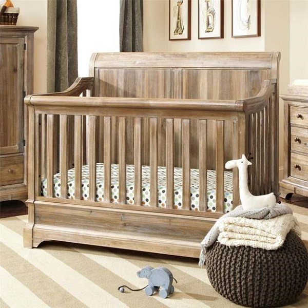 Деревянная кроватка для новорожденного должна иметь высокую степень экологической чистотыа