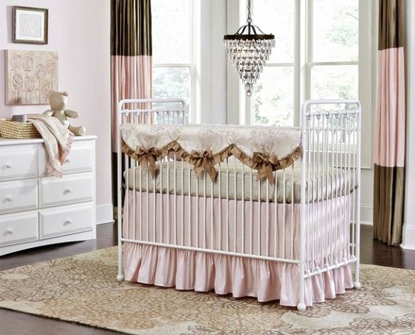 Дно и стенки кроватки для новорожденных должны быть из реек