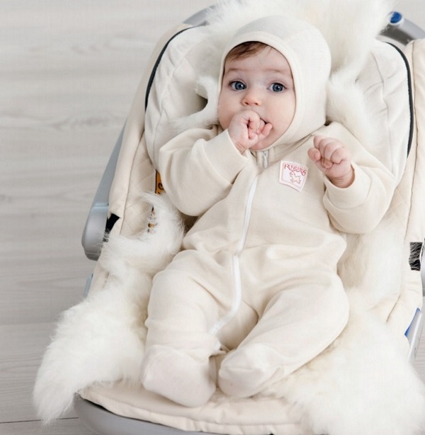 Термобелье для малышей должно быть из натуральных тканей, так оно лучше сохранит тепло