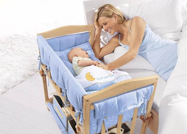 Приставная кроватка позволяет малышу спать спокойно рядом с мамой на собственном спальном месте